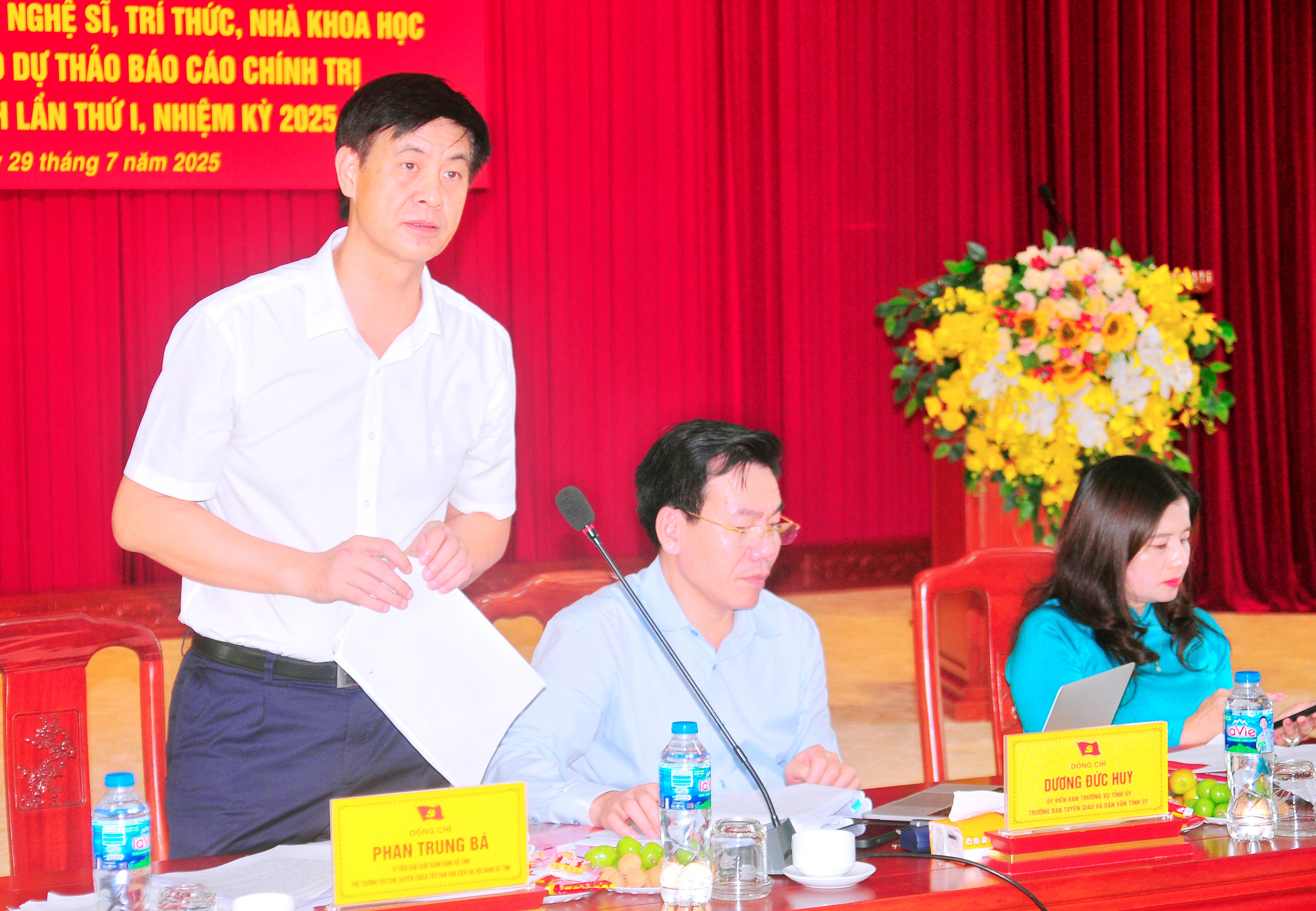 Đồng chí Phan Trung Bá phát biểu ý kiến. duc-2017.jpg