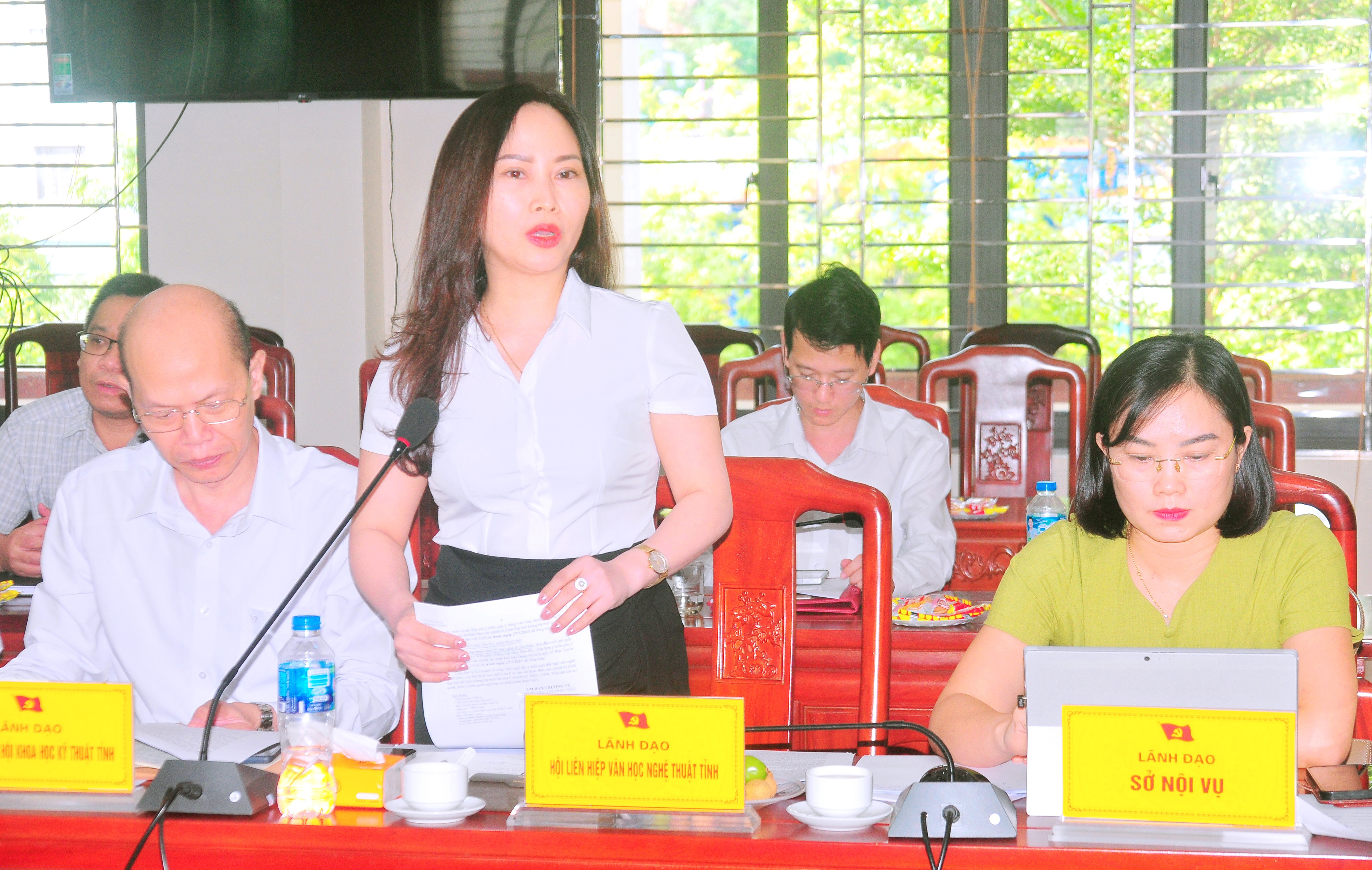 Đồng chí Nguyễn Thị Ngọc Yến, Chủ tịch Hội Liên hiệp Văn học Nghệ thuật tỉnh phát biểu. duc-2032.jpg