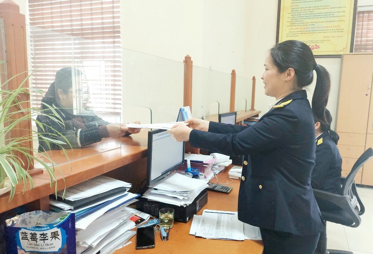 Ngành thuế Lào Cai hỗ trợ người dân đến giải quyết thủ tục hành chính. thue-yen-binh.jpg