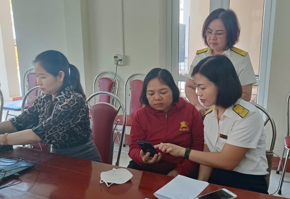 Cán bộ Thuế cơ sở 6, Thuế tỉnh Lào Cai hỗ trợ người dân và doanh nghiệp trên địa bàn triển khai hóa đơn điện tử. thue-doi-yen-bai.jpg