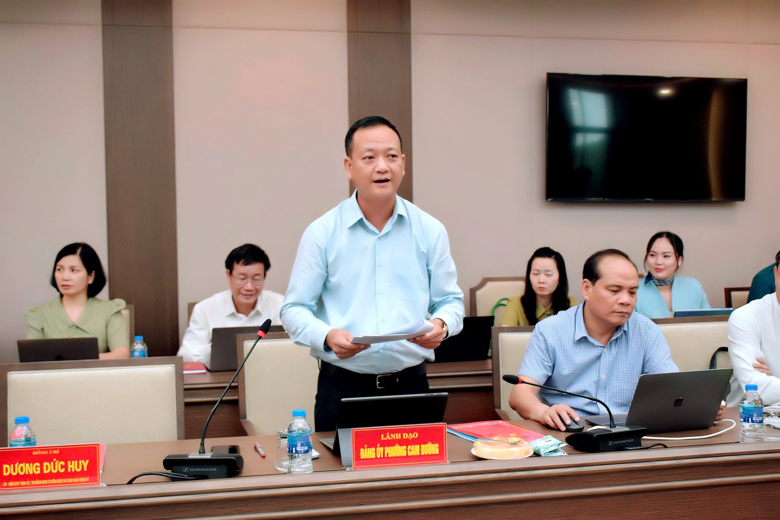 Lãnh đạo phường Cam Đường trình bày dự thảo các văn kiện tại hội nghị. cd.jpg
