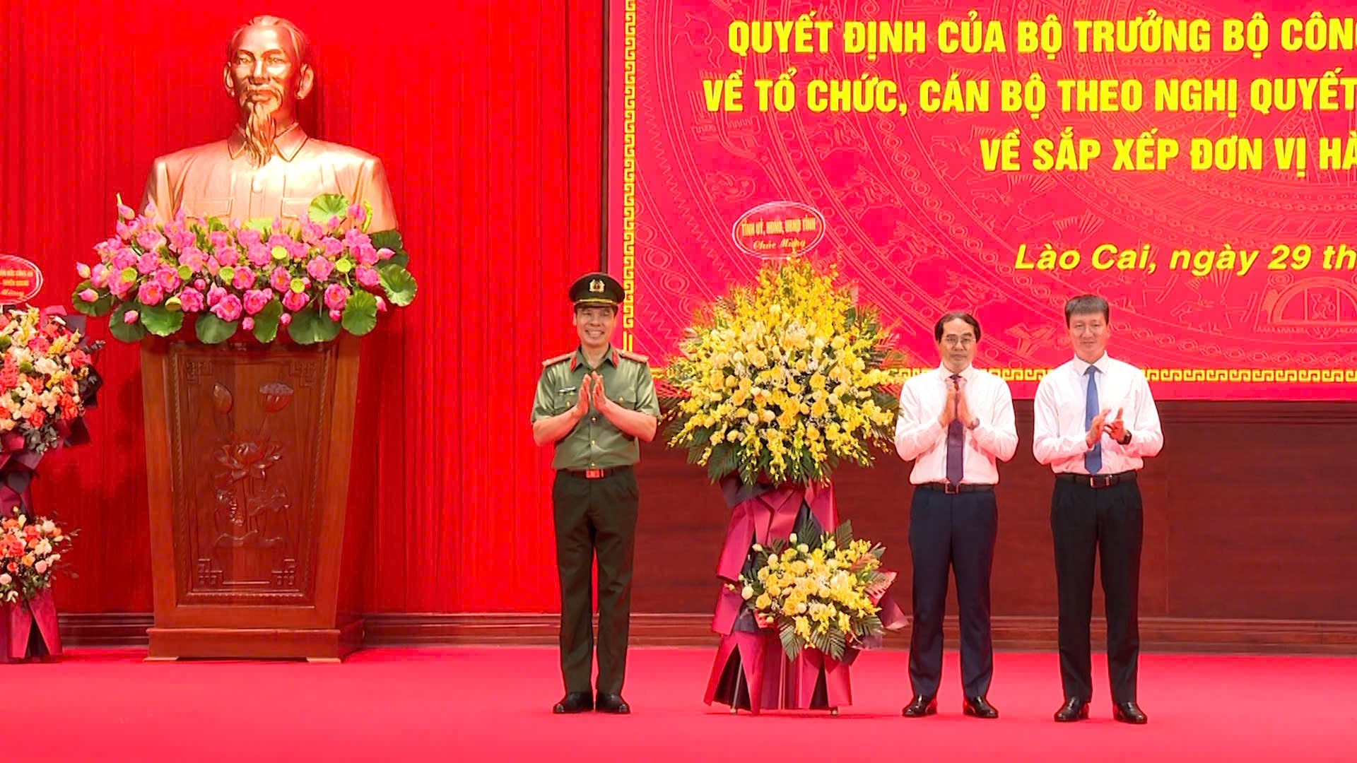 Đồng chí Trịnh Xuân Trường, Bí thư Tỉnh ủy, Chủ tịch UBND tỉnh Lào Cai và đồng chí Trần Huy Tuấn, Bí thư Tỉnh ủy Yên Bái tặng hoa tân Giám đốc Công an tỉnh Lào Cai (mới). cong-an.jpg