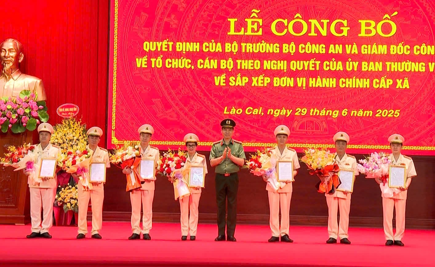 Đại tá Cao Minh Huyền, Giám đốc Công an tỉnh tặng hoa chúc mừng các đồng chí Phó Giám đốc Công an tỉnh Lào Cai. cong-an-1-3.jpg
