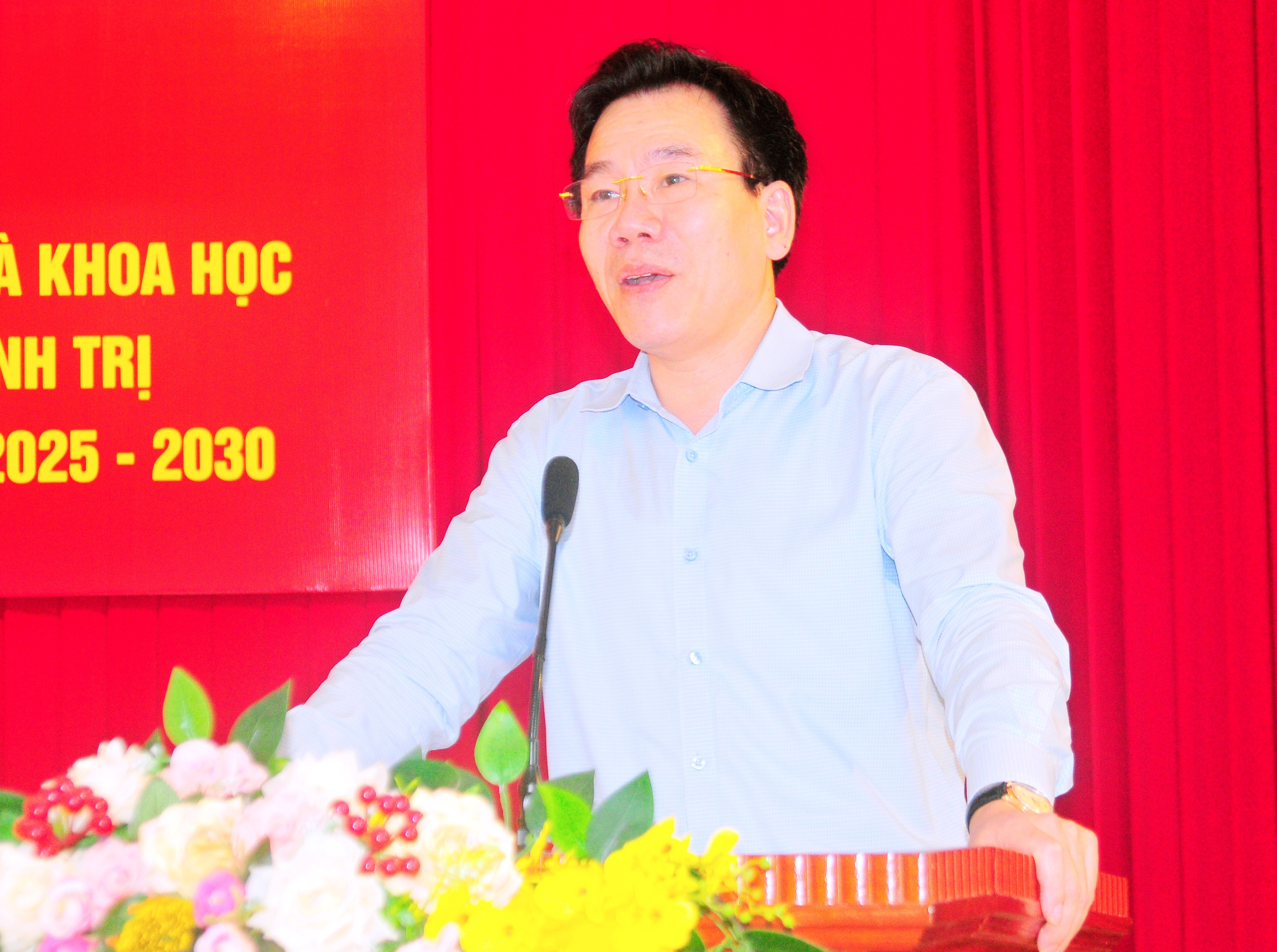 Đồng chí Dương Đức Huy phát biểu đề dẫn và định hướng thảo luận. duc-1985.jpg