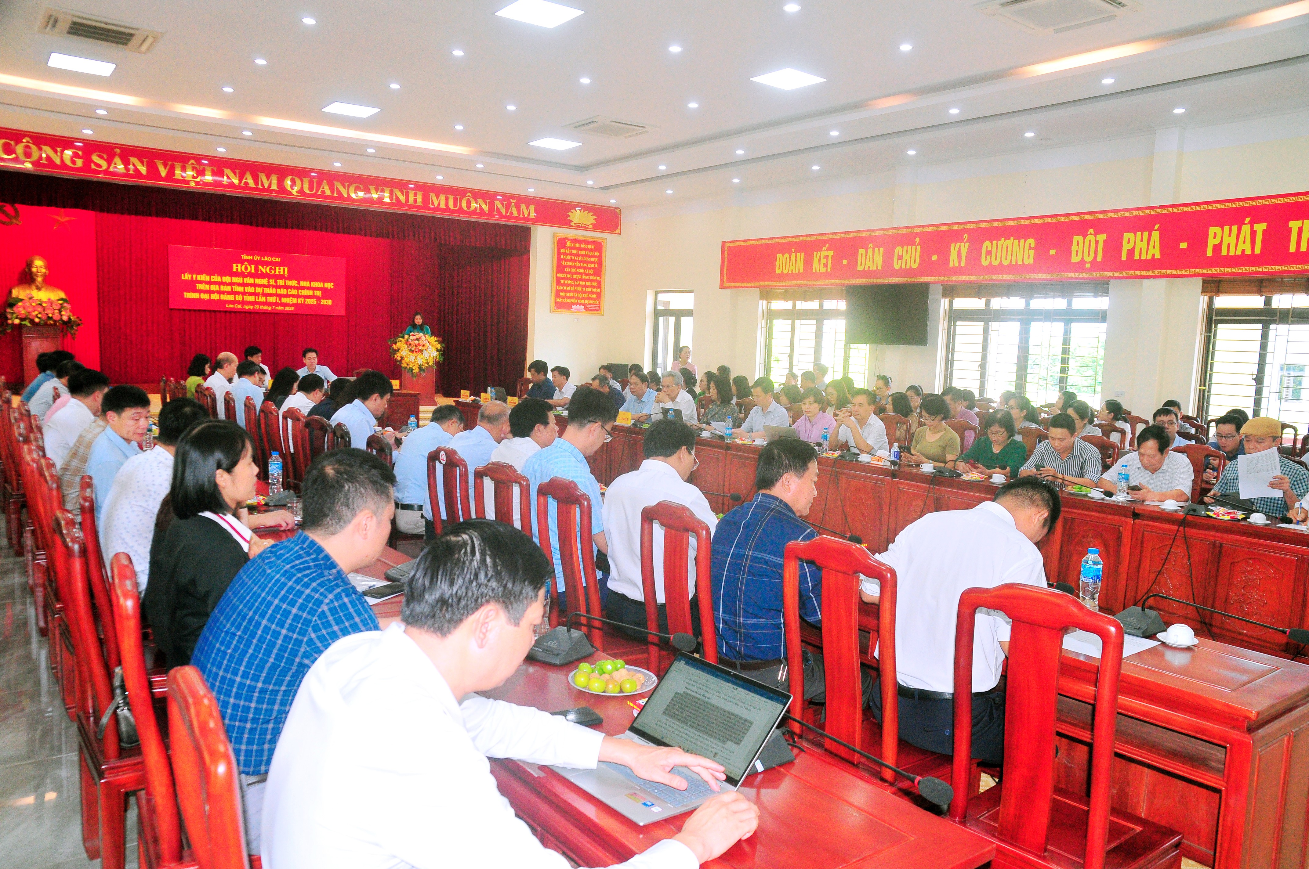 Quang cảnh hội nghị. duc-1976.jpg