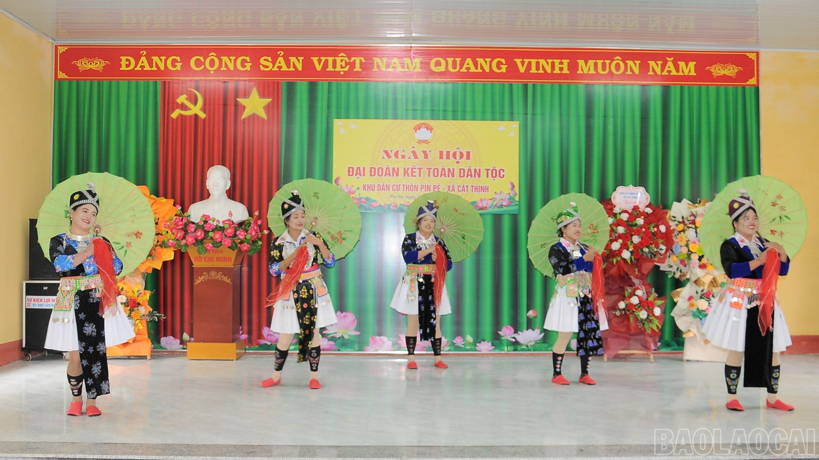 Tiết mục văn nghệ của thôn Pín Pé tại ngày hội.