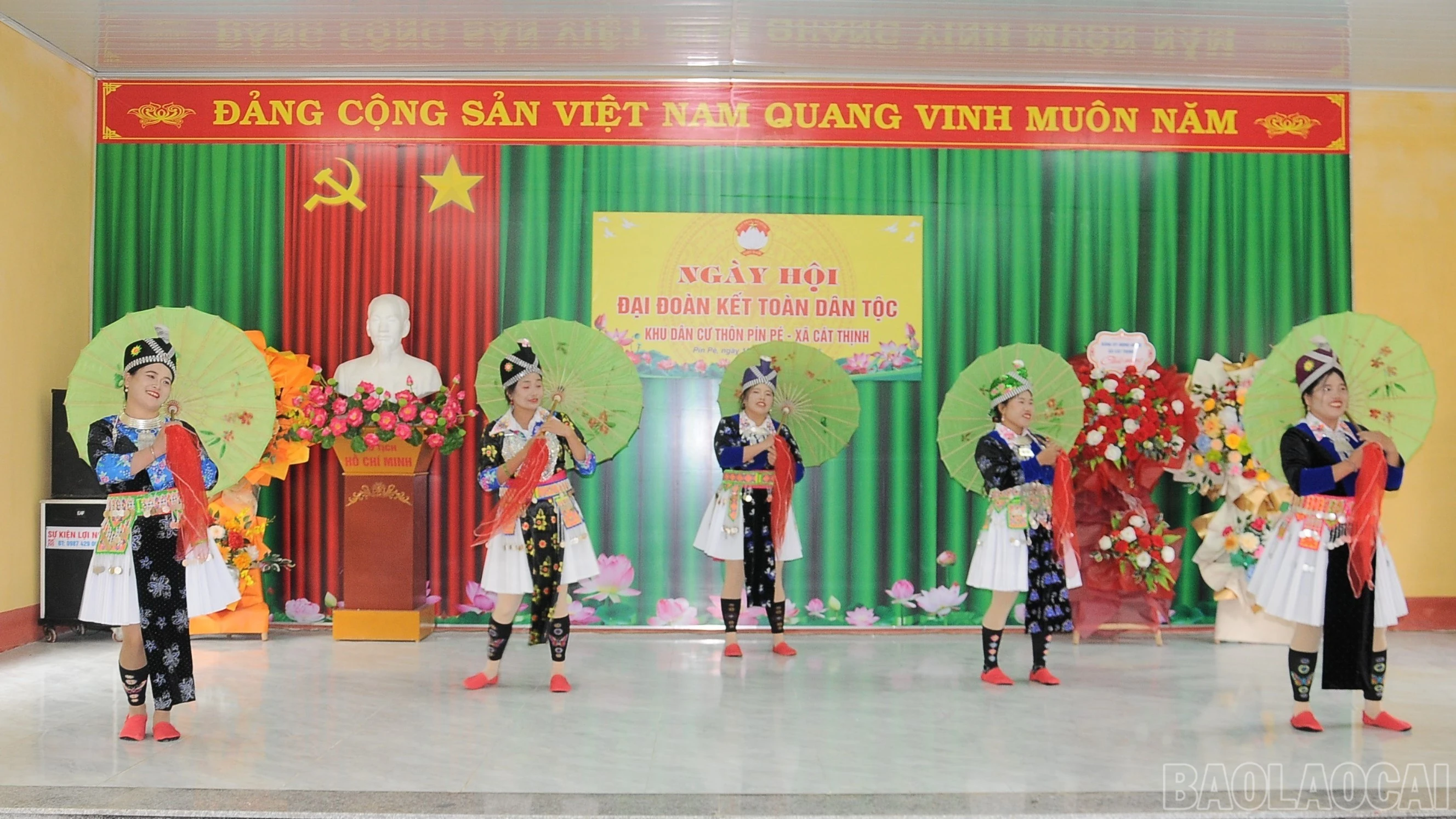 Tiết mục văn nghệ của thôn Pín Pé tại ngày hội.