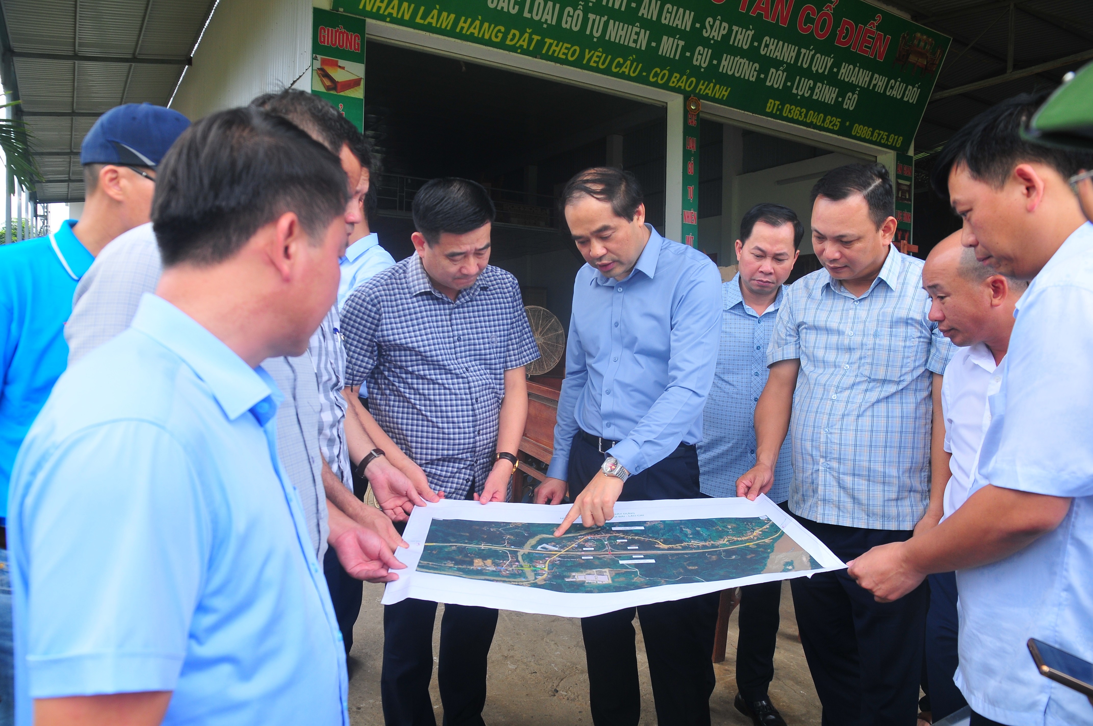 Bí thư Tỉnh ủy, Chủ tịch HĐND tỉnh Trịnh Xuân Trường trao đổi với các ngành về quy hoạch khu công nghiệp Đông An. duc-1680.jpg