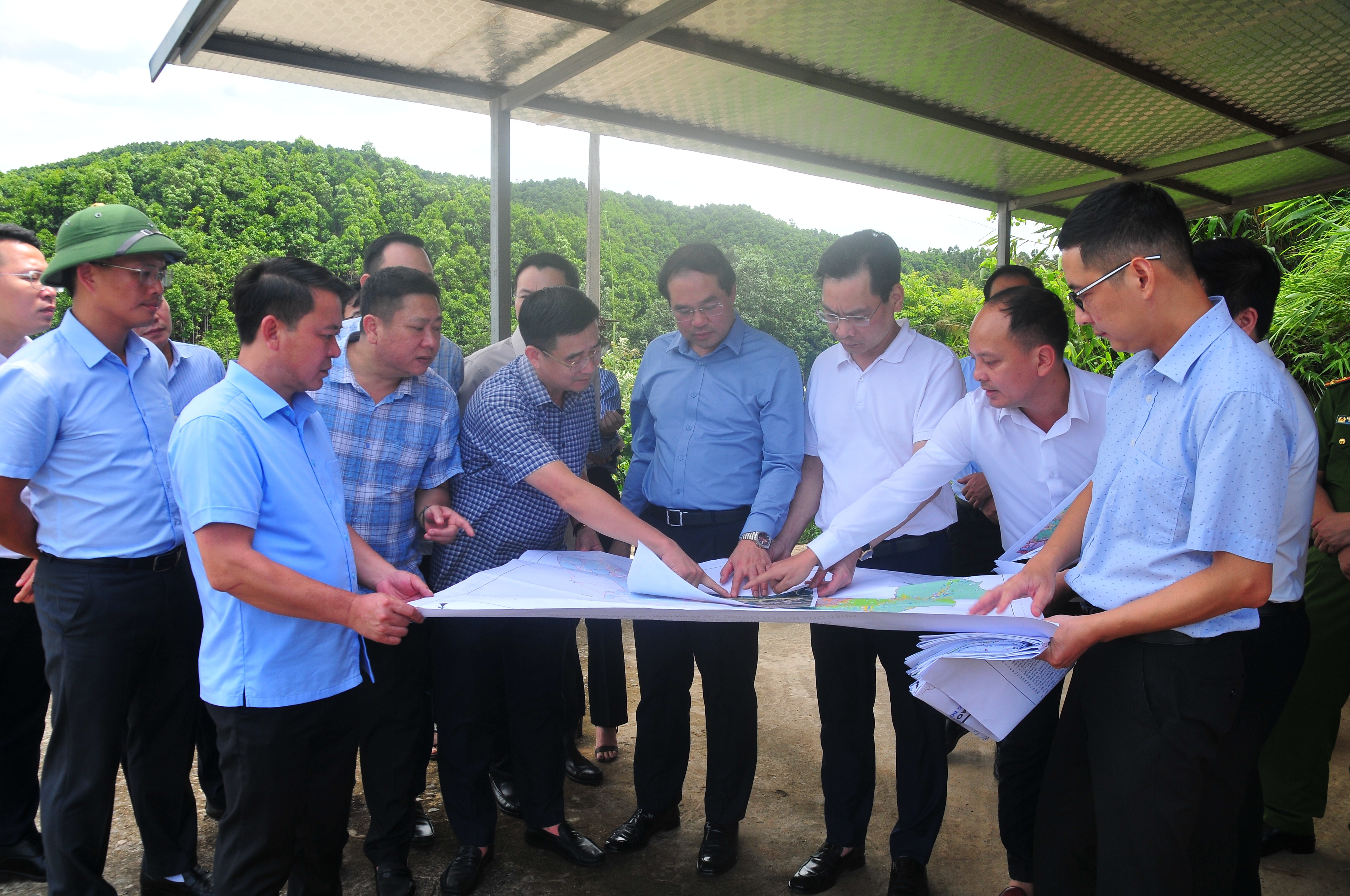 Bí thư Tỉnh ủy, Chủ tịch HĐND tỉnh Trịnh Xuân Trường trao đổi với các ngành về dự án xây dựng ga An Thịnh. duc-1643.jpg