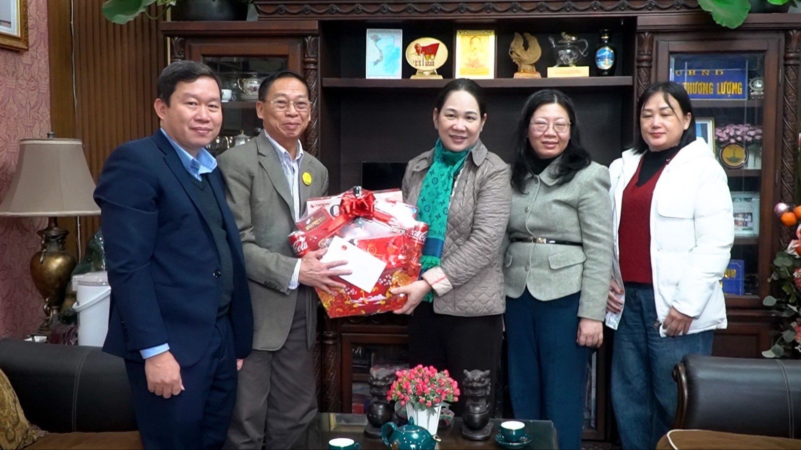 Đoàn công tác đến thăm và tặng quà gia đình đồng chí Hoàng Thương Lượng - nguyên Phó Bí thư Tỉnh ủy, Chủ tịch UBND tỉnh Yên Bái.