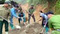 Lực lượng công an Mù Cang Chải giúp người dân cứng hóa đường giao thông nông thôn.