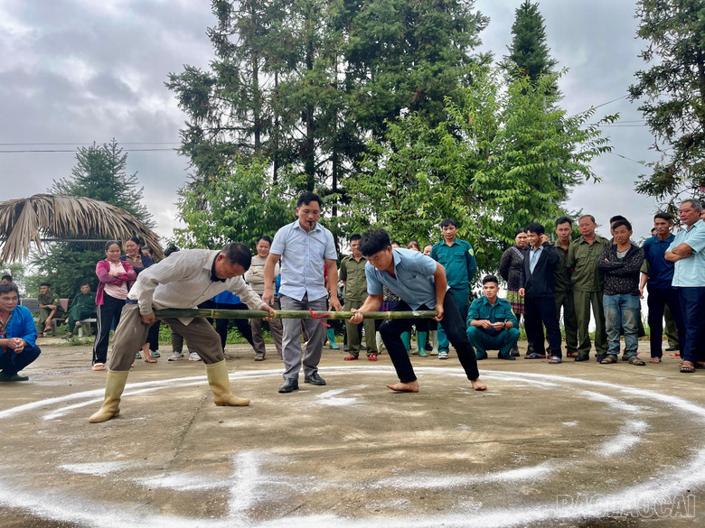 Tại ngày hội, xã Nậm Mòn tổ chức thi đẩy gậy, kéo co... tạo tinh thần phấn khởi trong Nhân dân.