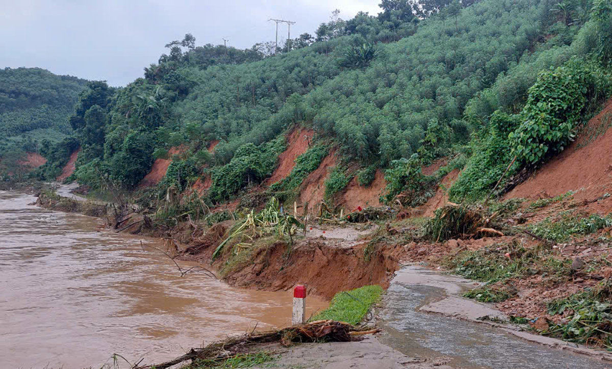 Tỉnh lộ 160 bị đứt gãy, không thể lưu thông.