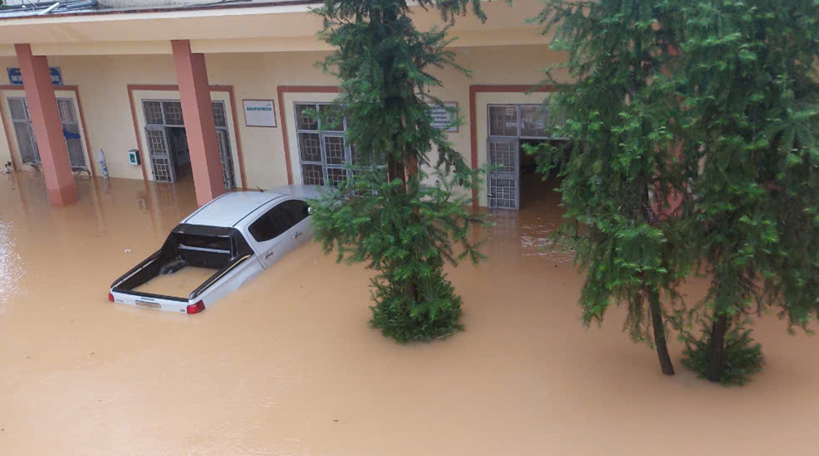 Khu vực trung tâm xã ngập sâu.