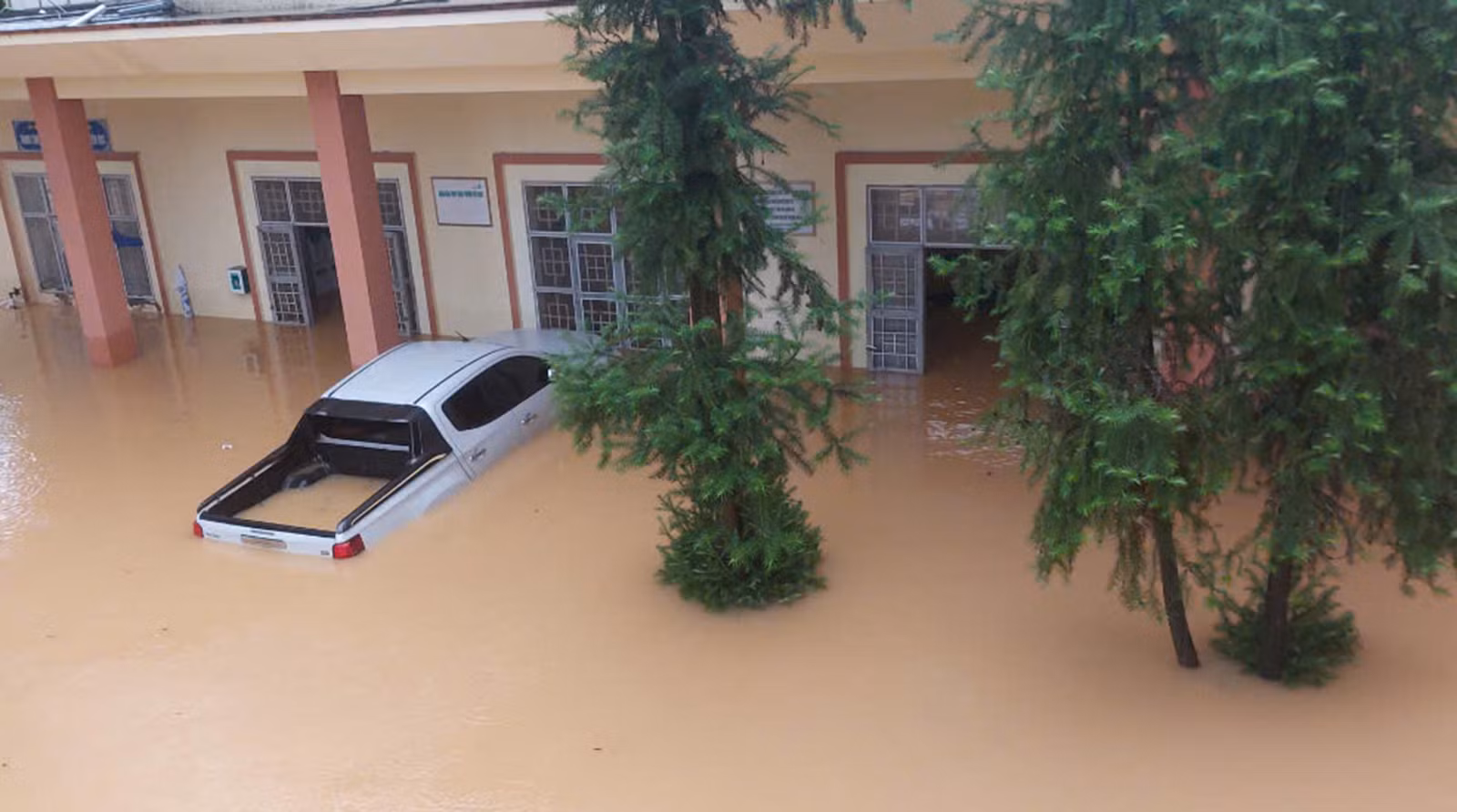 Khu vực trung tâm xã ngập sâu.