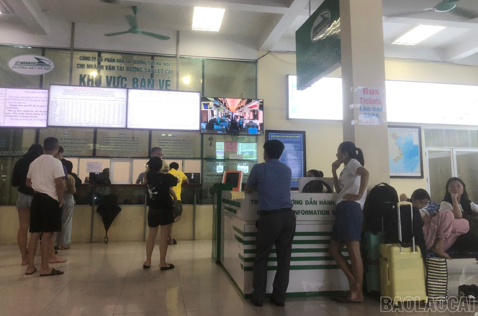 Hành khách chờ đổi trả vé tại ga Lào Cai tối 8/9. ga.jpg