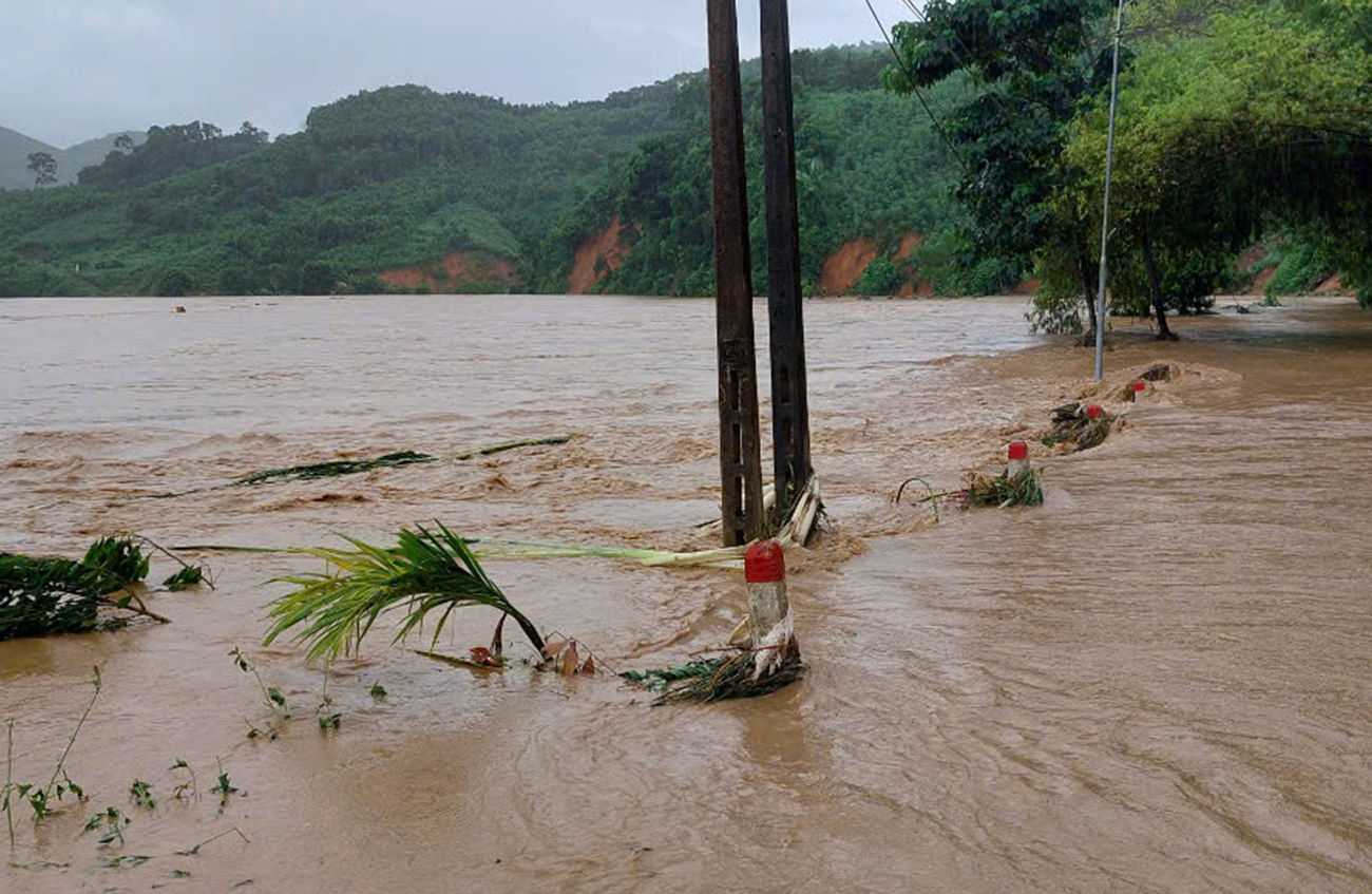 Việt Tiến như một túi nước khổng lồ.