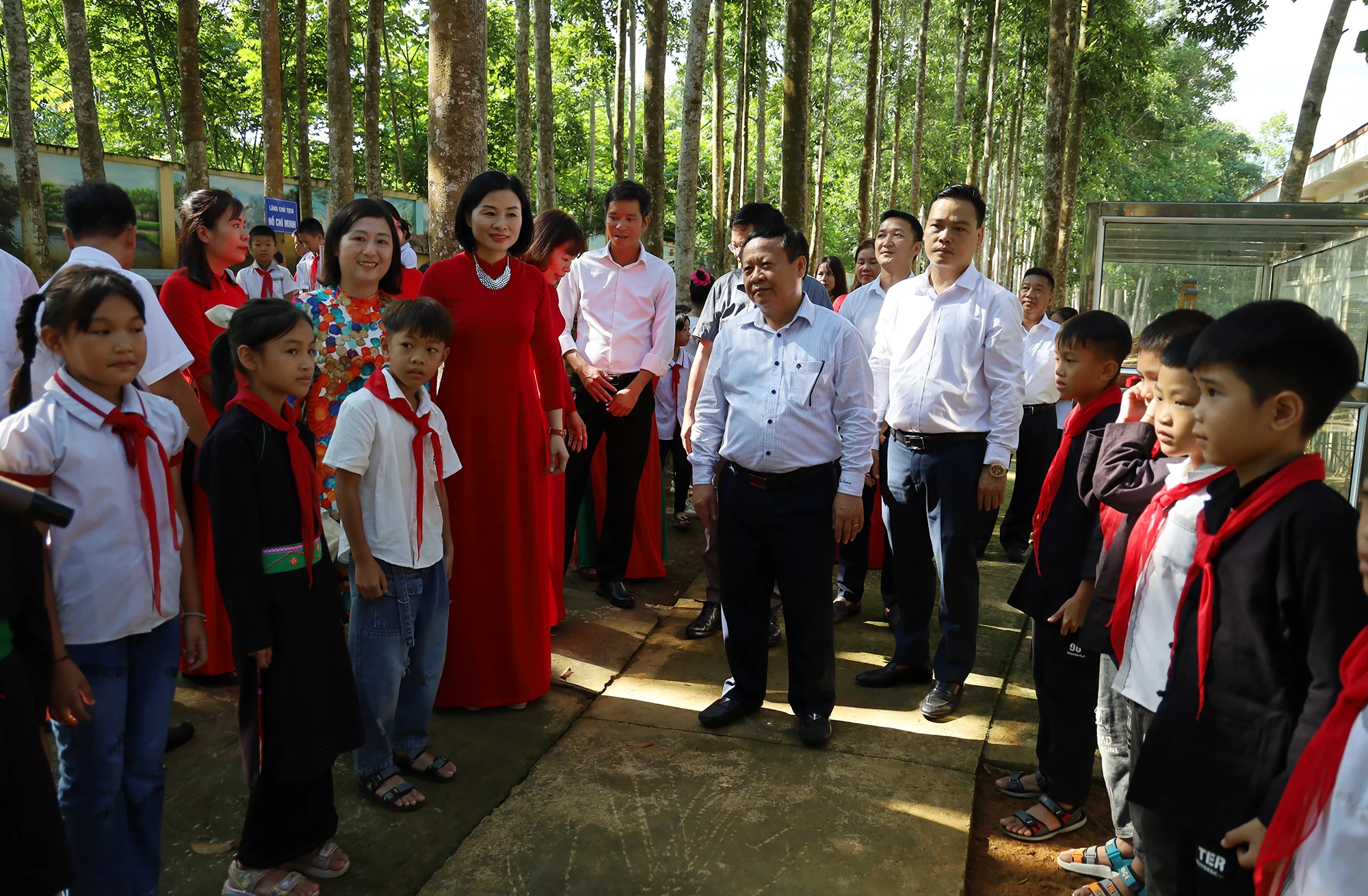 Các đại biểu tham quan mô hình giáo dục truyền thống lịch sử tại Trường Tiểu học Khánh Yên Thượng.