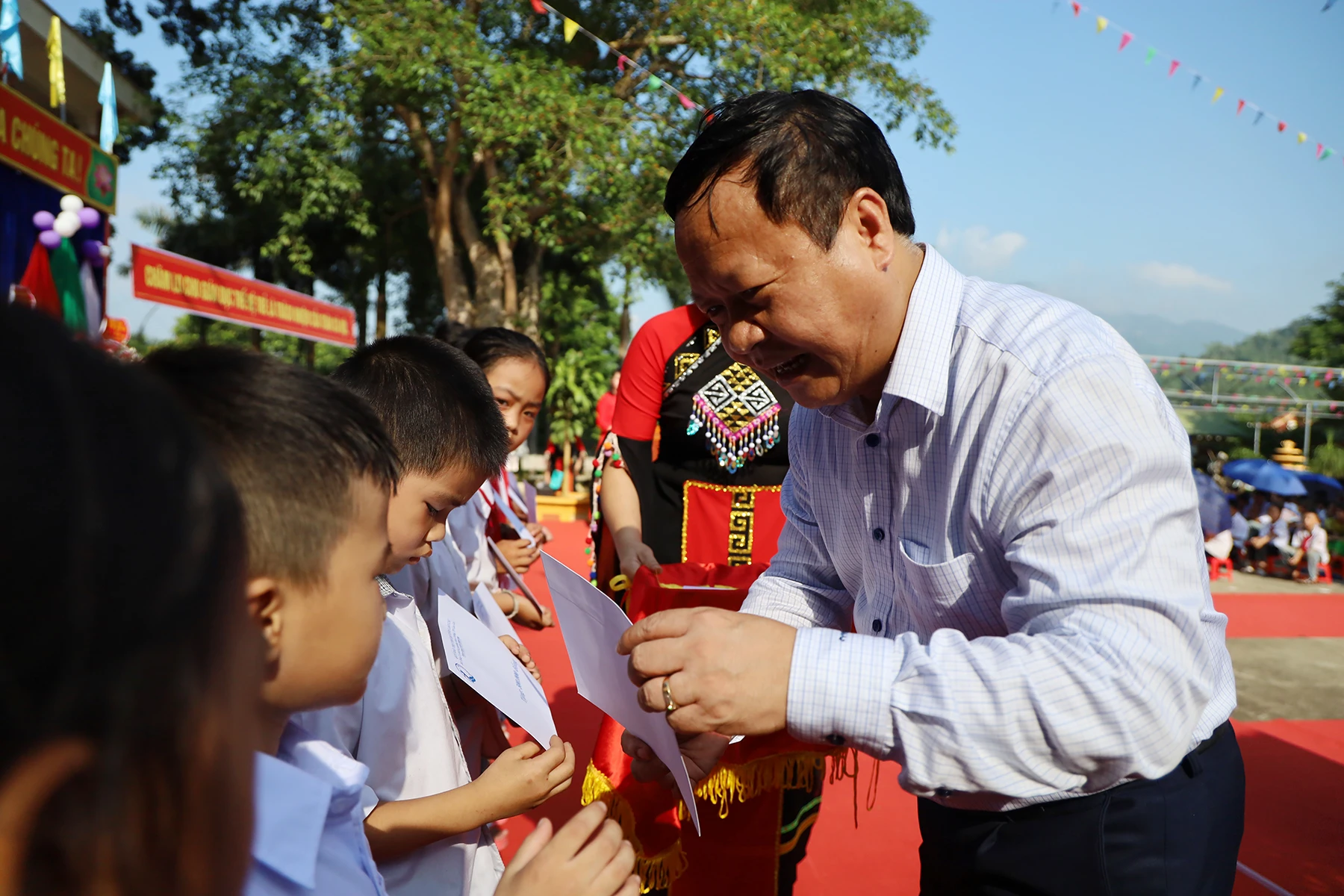 Đồng chí Nguyễn Trọng Hài, Phó Chủ tịch UBND tỉnh trao học bổng cho học sinh.