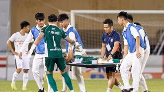 Bùi Tiến Dũng phải nẹp chân, rời sân bằng cáng chỉ sau 12 phút