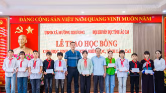 Lào Cai: Trao học bổng cho học sinh vượt khó, hiếu học tại xã Mường Khương