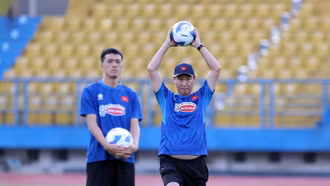 HLV Kim Sang Sik "gánh" tuyển Việt Nam và U22: Thân này ví xẻ làm đôi