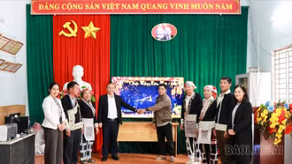 Xã Bát Xát trao tặng thiết bị phục vụ chuyển đổi số tại thôn Bản Pho