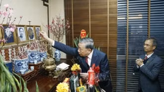 Tổng Bí thư thắp hương tưởng nhớ các đồng chí nguyên lãnh đạo Đảng, Nhà nước