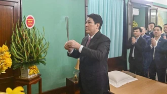 Chủ tịch nước Lương Cường dâng hương tưởng nhớ Chủ tịch Hồ Chí Minh tại Nhà 67
