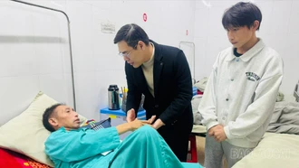 Lãnh đạo MTTQ tỉnh thăm, tặng quà bệnh nhân nghèo tại Bệnh viện Đa khoa số 3 và Trung tâm Y tế khu vực Trạm Tấu