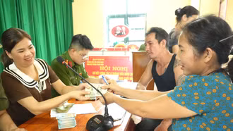 Xã Trấn Yên trao quà Tết Độc lập cho Nhân dân