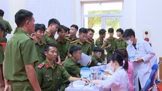 Trên 60 cán bộ, đoàn viên, thanh niên Trại tạm giam số 1, Công an tỉnh tham gia hiến máu cứu người