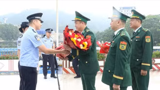 Lực lượng quản lý, bảo vệ biên giới tỉnh Vân Nam (Trung Quốc) gửi thư chúc mừng Đồn Biên phòng Cửa khẩu Quốc tế Lào Cai nhân dịp Quốc khánh 2/9