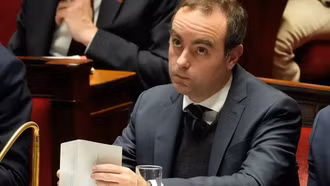 Chính phủ Pháp tránh được nguy cơ sụp đổ