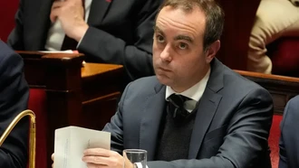 Chính phủ Pháp tránh được nguy cơ sụp đổ