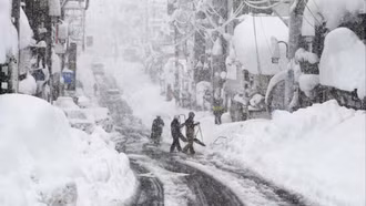 Tuyết rơi đạt đỉnh điểm tại nhiều nơi, Nhật Bản đưa ra hàng loạt cảnh báo