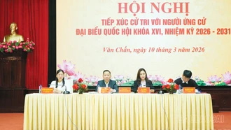 Ứng cử viên đại biểu Quốc hội khóa XVI tiếp xúc cử tri tại xã Văn Chấn