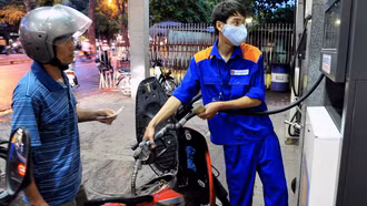 Vì sao giá xăng dầu giảm mạnh, có loại hạ tới gần 8.000 đồng/lít?