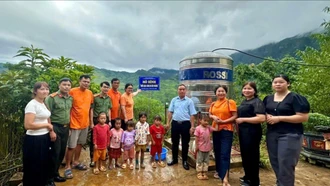 Công an Lào Cai mang nước sạch đến với trẻ em vùng cao