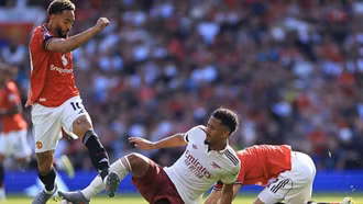 Quyết định gây tranh cãi của trọng tài trong trận Man Utd thua Arsenal