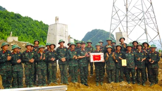 Bộ CHQS tỉnh thăm, tặng quà cán bộ, chiến sĩ tham gia hỗ trợ thi công đường dây 500KV Lào Cai - Vĩnh Yên