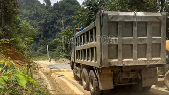 Hoàn thành khắc phục hố sụt lún trên tuyến đường vào xã Sín Chéng