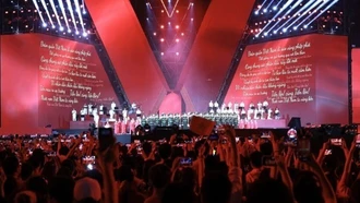 Hàng nghìn khán giả cùng hát Quốc ca ở concert Tổ quốc trong tim