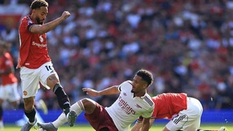 Quyết định gây tranh cãi của trọng tài trong trận Man Utd thua Arsenal