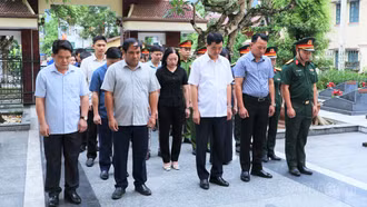 Xã Lục Yên dâng hương, viếng nghĩa trang liệt sĩ