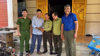 Người dân tự nguyện giao nộp động vật rừng cho cơ quan chức năng