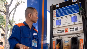 Giá xăng giảm về dưới 23.000 đồng một lít