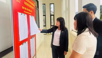 Đồng chí Phó Chủ tịch HĐND tỉnh Hoàng Thị Thanh Bình kiểm tra công tác niêm yết danh sách cử tri tại các khu vực bỏ phiếu trên địa bàn phường Nam Cường.