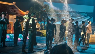 Viết tiếp câu chuyện hòa bình khép lại cơn mưa tầm tã đêm tri ân Dòng sông hoa lửa