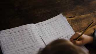 Bé trai 11 tuổi ở Trung Quốc nhập viện vì học liên tục 14 giờ